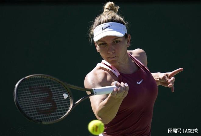 詹姆斯时隔14年再次来蓉，现场表白“我太爱成都了”，球迷冒雨齐聚万象城集体高呼“LBJ”